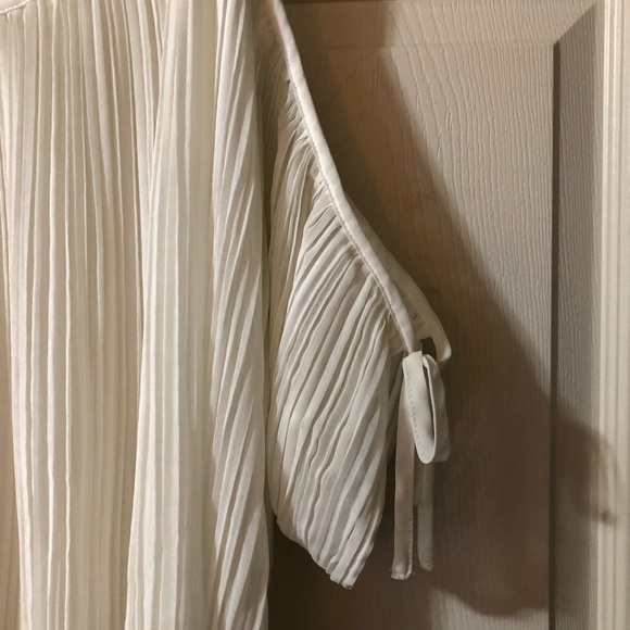 Forever21 Off White Open Shoulder Top SIZE: LARGE - Picture 4 of 7